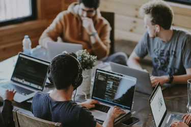 Group Of People Using Laptop Computer B6533e41284d36b74d55ccb478f82dd4 1600