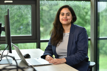 Elielma aan bureau
